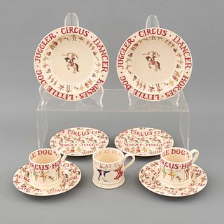 Lote de 3 tazas y 6 platos. Inglaterra. Siglo XX. Elaborados en porcelana Emma Bridgewater. Decorados con escenas circenses. Piezas: 9.