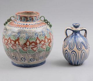 Lote de jarrones. México, siglo XX. Diseños abombados. Elaborados en cerámica vidriada decorados con motivos orgánicos. Pz: 2