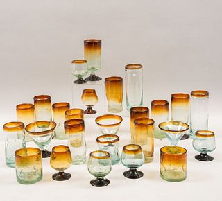 Lote de vasos y copas. Siglo XX. Elaborados en vidrio soplado color ámbar. Piezas: 33.