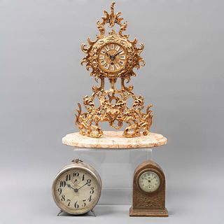 Lote de 3 relojes de mesa. Siglo XX. Consta de: Marca Westclox, Marca The Jennings Brothers y uno estilo Luis XV.