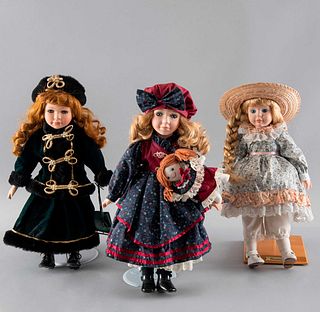 Lote de muñecas. Origen europeo, siglo XX. Cuerpo textil con relleno y aplicaciones de porcelana con policromía. Pz: 3
