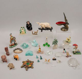 Lote mixto de 30 piezas. SXX. Diferentes diseños, marcas y materiales. Algunos miniaturas. Consta de: cabeza moai, pez, rana, otros.