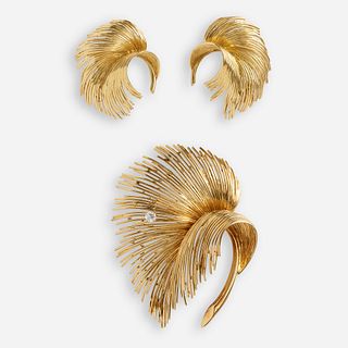 Tiffany & Co., Gold spray brooch and earrings en suite