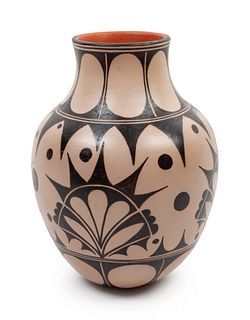 Lisa Holt and Harlan Reano
(COCHITI, B. 1980 and KEWA, B. 1978)
Pottery Jar