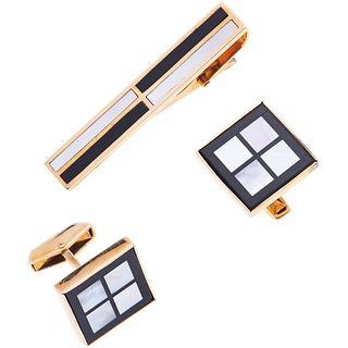 TIE CLIP AND CUFF LINKS SET WITH MOTHER OF PEARL AND ONYX. 14K YELLOW GOLD