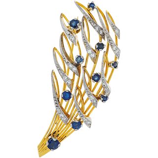 SAPPHIRES AND DIAMONDS BROOCH. 18K YELLOW GOLD