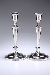 A PAIR OF GEORGE V SILVER CANDLESTICKS
 by Pairpoi