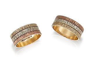 A PAIR OF TRI-COLOURED 9 CARAT GOLD BAND RINGS, 19