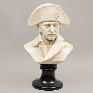 Busto de Napoleón. Origen europeo. Siglo XX.  Elaborado en resina moldeada y pulida con pedestal de resina.