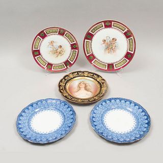 Lote de 5 platos. Origen europeo. Siglo XX. Elaborados en porcelana y semiporcelana Cavendish y Royal Viena.