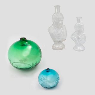 Juego de candeleros y par de esferas. México, siglo XX. En vidrio prensado y vidrio soplado. Candeleros a manera de busto masculino.
