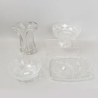 Lote de cristalería. SXX. Diferentes diseños. Elaborados en cristal. Consta de: charola, platón, florero y centro de mesa. Piezas: 4.