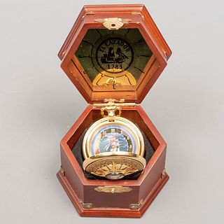 Reloj de bolsillo de El Cazador. Elaborado en caja de latón dorado, mecánismo de cuarzo e índices arábigos. Con cadena y broche.