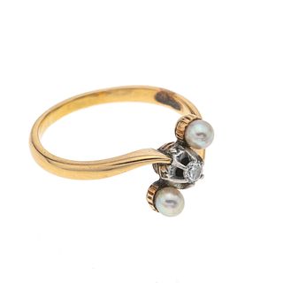 Anillo con perlitas y diamante en oro amarillo de 14k. 2 perlas cultivadas color gris de 3 mm. 1 diamante corte 8 x 8. Talla:...
