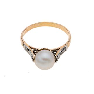 Anillo con perla y diamantes en oro amarillo de 10k. 1 perla cultivada color blanco de 8 mm. 6 diamantes corte 8 x 8. Talla: 8...