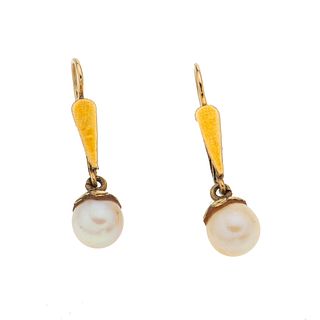 Par de aretes con perlas en oro amarillo de 10k. 2 perlas cultivadas color crema de 6 mm. Peso: 2.3 g.