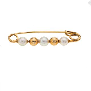 Seguro con perlas en oro amarillo de 14k. 3 perlas cultivadas color blanco de 5 mm. Peso: 3.1 g.