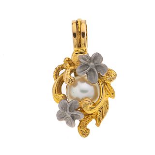 Pendiente con perla en oro amarillo de 14k. 1 perla encapsulada color gris de 5 mm. Diseño floral. Peso: 3.3 g.