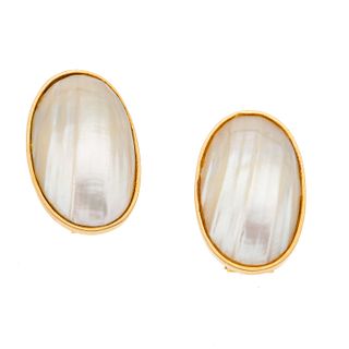 Par de aretes con perlas abulón en oro amarillo de 14k. 2 medias perlas de abulón color blanco de 15 x 23 mm. Peso: 6.5 g.