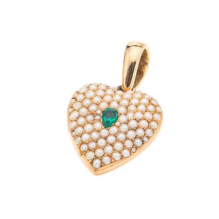 Pendiente con perlas y simulante en oro amarillo de 14k. 66 perlas cultivadas color crema de 1 mm. Diseño de corazón. Peso: 6...