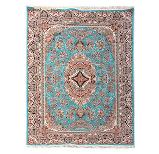 Tapete. Persia. Siglo XX. Estilo Tabriz Imperial. Anudado a mano en fibras lana, ensedado y algodón. 250 x 245 cm.
