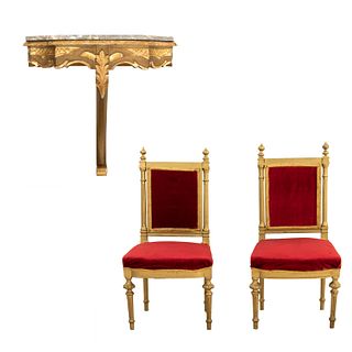 Mesa consola y par de sillas. Siglo XX. En talla de madera dorada. Mesa con cubierta irregular de mármol. 60 x 70 x 27 cm. Pzs: 3.