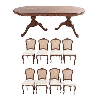 Comedor. Siglo XX. En talla de madera. Consta de: Mesa, sillón y 7 sillas. 78 x 240 x 110 cm.