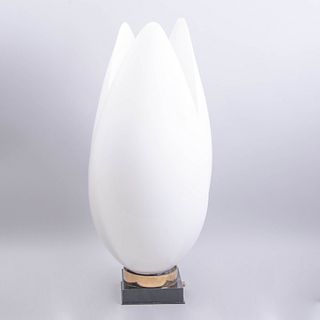 Lámpara de mesa. Siglo XX. Elaborada en acrílico blanco. De la marca Rougier. Diseño a manera de tulipán. Para 1 luz.