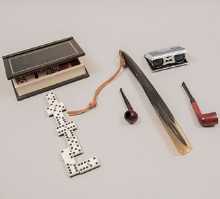 Lote de 5 piezas. México, España y Japón. SXX. En madera, resina y metal. Consta de: binoculares, calzador, 2 pipas y juego de domino.