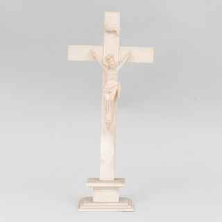 Crucifijo. Siglo XX. En talla de hueso. Con cartela inscripción "INRI". 26.5 cm (alto).