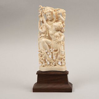 Shiva y Parvati. Siglo XX. En talla de marfil. Con base de madera. 22 x 9 x 3.5 cm.