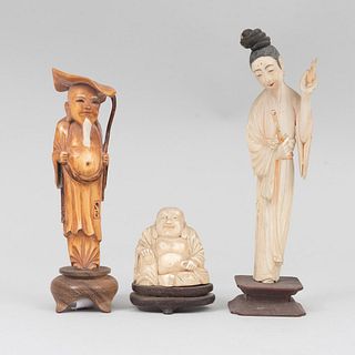 Lote de figuras orientales. Siglo XX  Elaboradas en talla en marfil con bases de madera. Consta de: Hotei, Dama y Sabio. 16 cm de atura
