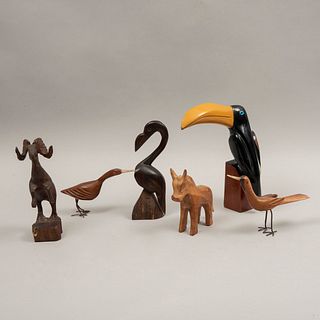 Lote de 6 figuras decorativas. Siglo XX. En talla de madera. Una policromada. Consta de: tucán, burro, borregón cimarrón, garza, otros