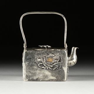 A JAPANESE REPOUSSÉ AND ENGRAVED SILVER TEAPOT, STAMPED, MEIJI/TAISO PERIOD, EARLY 20TH CENTURY,