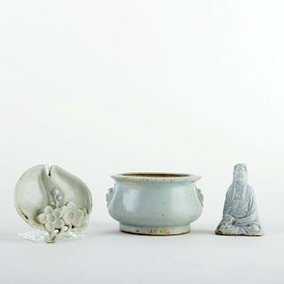 Grp: 3 Chinese Blanc de Chine Porcelain Pieces