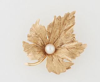 14K Yellow Gold Leaf Brooch, 20th c., the center with a 6 mm round cultured pearl, H.- 1 1/4 in., W.- 1 5/8 in., D.- 1/2 in. Wt.- .2...