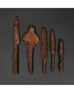 MEDIEVAL/POST MEDIEVAL IRON ARROW HEADS (4) AND KNIFE (1)