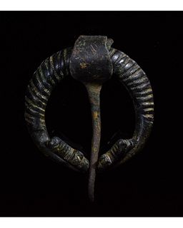 LARGE VIKING OMEGA BROOCH WITH DRAGON HEADS