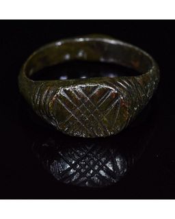ROMAN DECORARED BRONZE RING WITH HATCH PATTERN
