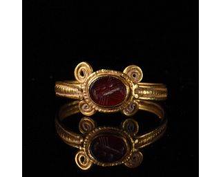 ROMAN GOLD INTAGLIO RING WITH CLASPED HANDS