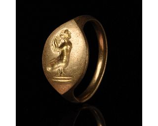 ANCIENT HELLENISTIC GOLD RING WITH A MUSE