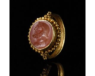 ROMAN GOLD RING WITH INTAGLIO STONE OF JUPITER