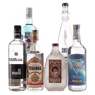 Lote de Vodka y Ginebra. Single, Diamant, Blue rives, Yurinka, El honor y Silver gin. Total de piezas: 6.
