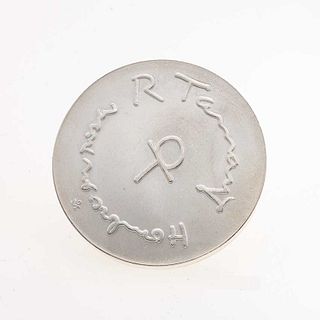 Rufino Tamayo. Medalla conmemorativa con su obra gráfica "El hombre en rosa". Elaborada en plata Ley .900. Serie de 1200 en plata. 38mm