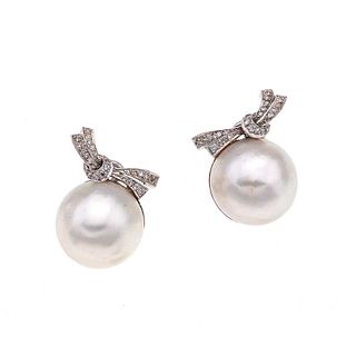 Par de aretes con medias perlas y diamantes en plata paladio. 2 medias perlas cultivadas color gris de 18 mm. 50 diamantes corte 8 x 8