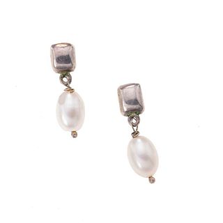 Par de broqueles con perlas en plata .025. 2 perlas ovaladas. Peso: 4.8 g.