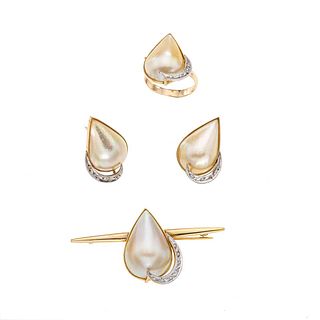 Prendedor, anillo y par de aretes con tres medias perlas y diamantes en oro amarillo de 14k. 3 medias perlas cultivadas. Peso: 18.0