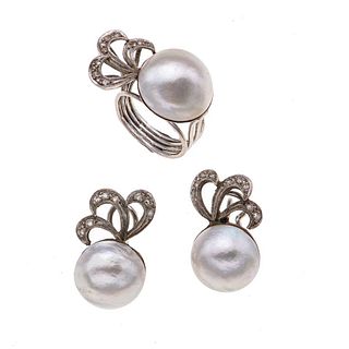 Anillo y par de aretes con medias perlas y diamantes en plata paladio. 3 medias perlas cultivadas de 13 y 15 mm. 24 diamantes. Talla 5