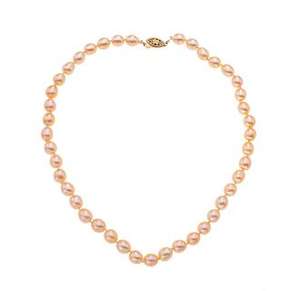 Gargantilla con perlas cultivadas y broche metal base dorado. 42 perlas cultivadas color crema de 6 mm. Peso: 27.7 g.