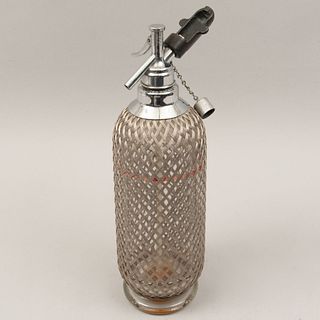 Sifón. Londres, Inglaterra, siglo XX. Botella de vidrio con funda de rejilla y tapón de metal cromado Sparklets Makers.